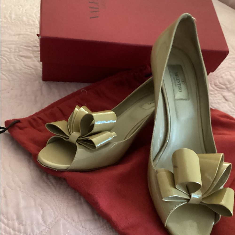 Luxury Valentino Garavani Pumps  size 9.5